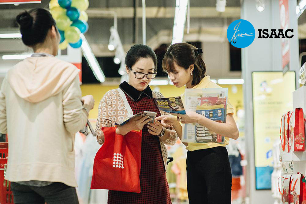 Khách hàng mua sắm trải nghiệm sản phẩm