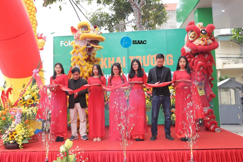 Đại diện ISaac cùng chủ đầu tư cắt băng khánh thành Đại diện ISaac cùng chủ đầu tư cắt băng khánh thành