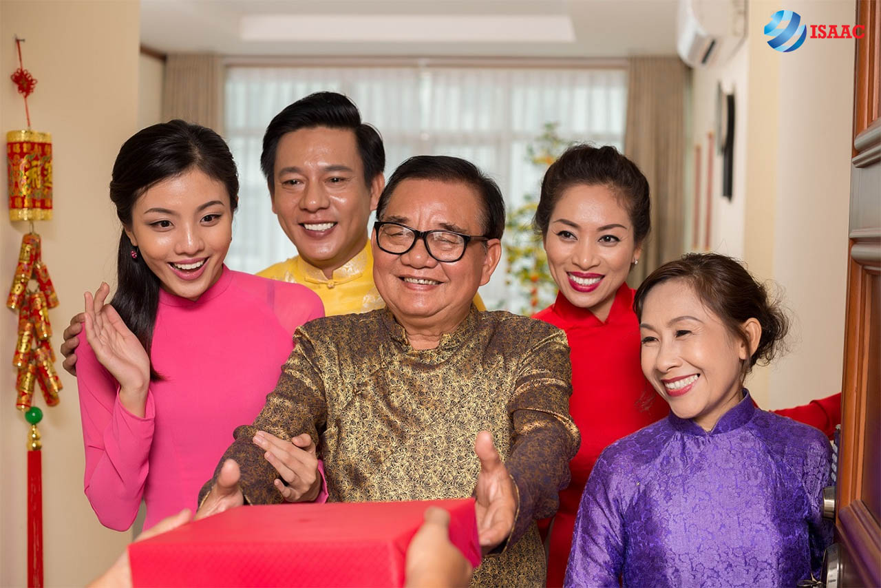 Những lưu ý khi tới tặng quà Tết gia đình bạn trai