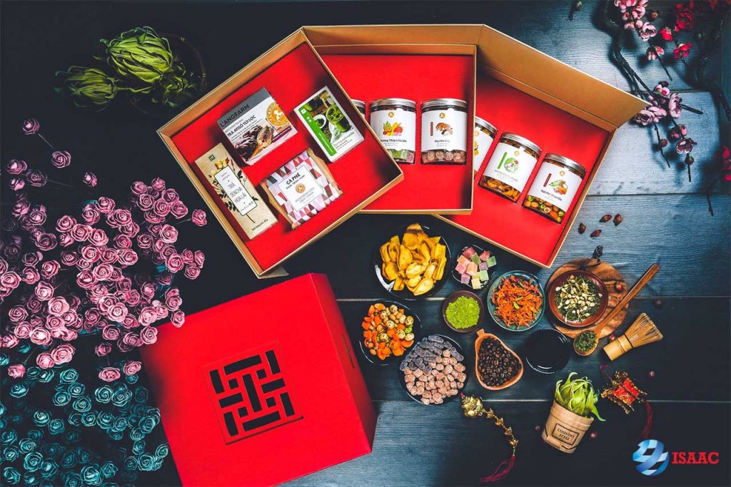 Tặng quà Tết mứt và các loại hạt sấy cho nhân viên