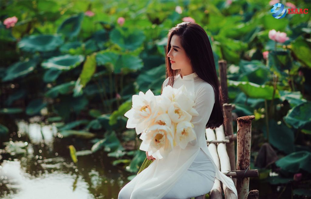 Áo dài Việt Nam làm quà lưu niệm